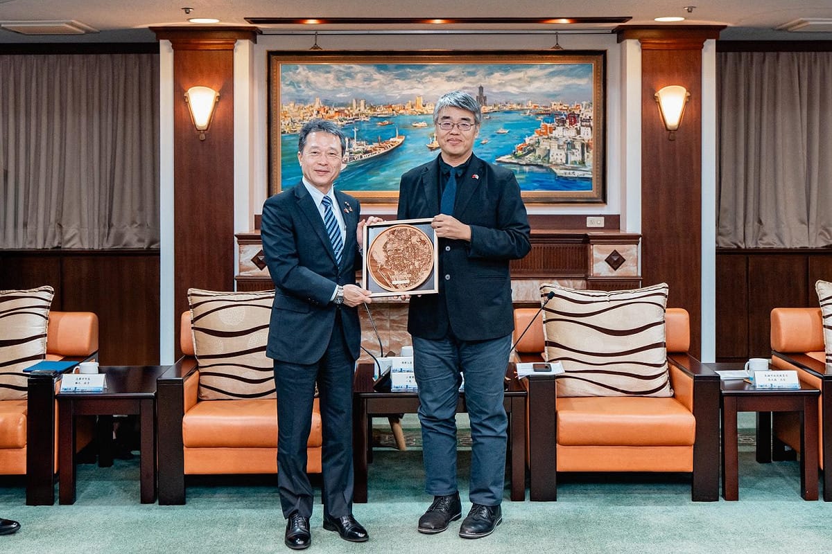 李懷仁(右)歡迎一見勝之(左)率團訪問高雄。 圖：高雄市行國處/提供