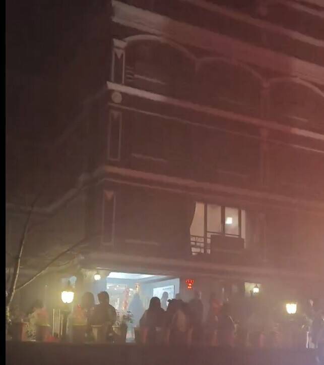 阿里山高峰大飯店深夜火警，警消緊急疏散180多人。 圖：民眾提供