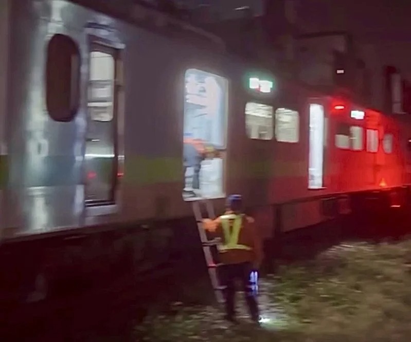 台鐵區間車昨晚發生死亡事故，劉姓男子不明原因闖入軌道遭撞亡。 圖：翻攝自臉書「內壢大小事」