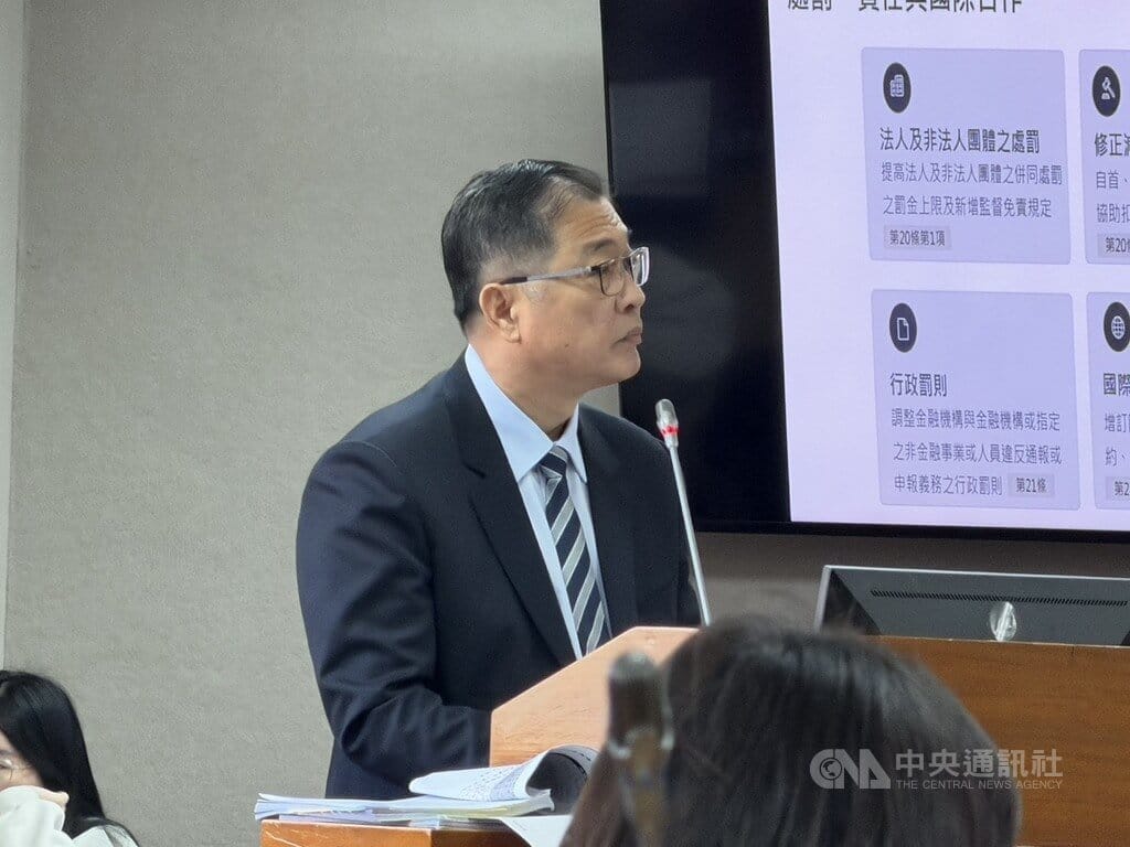 法務部政務次長黃世杰遭指擬參選桃園市長並於17日赴桃園公開跑行程。法務部長鄭銘謙（圖）18日在立法院表示，黃世杰是否參選，目前都是媒體在報導，且該請假就會請假。中央社記者劉世怡攝　115年3月18日