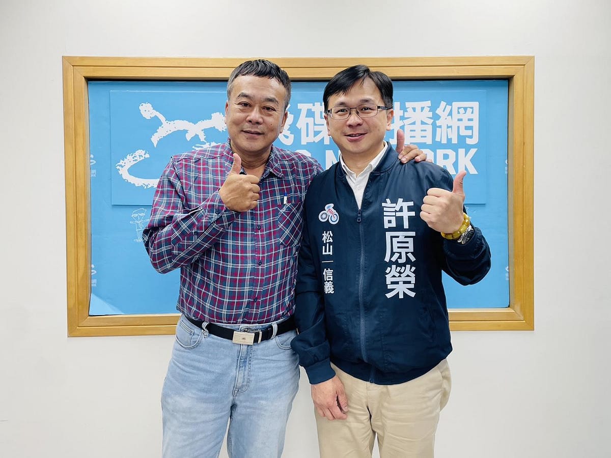 許原榮接受飛碟午餐節目主持人董智森專訪。 圖：新傳媒/提供