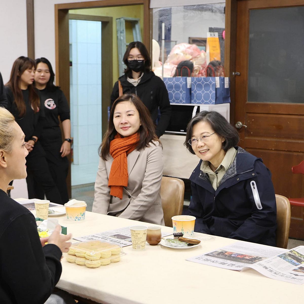 蔡英文前往苗栗與陳品安爬山，用另一種方式輔選。 圖：蔡英文臉書