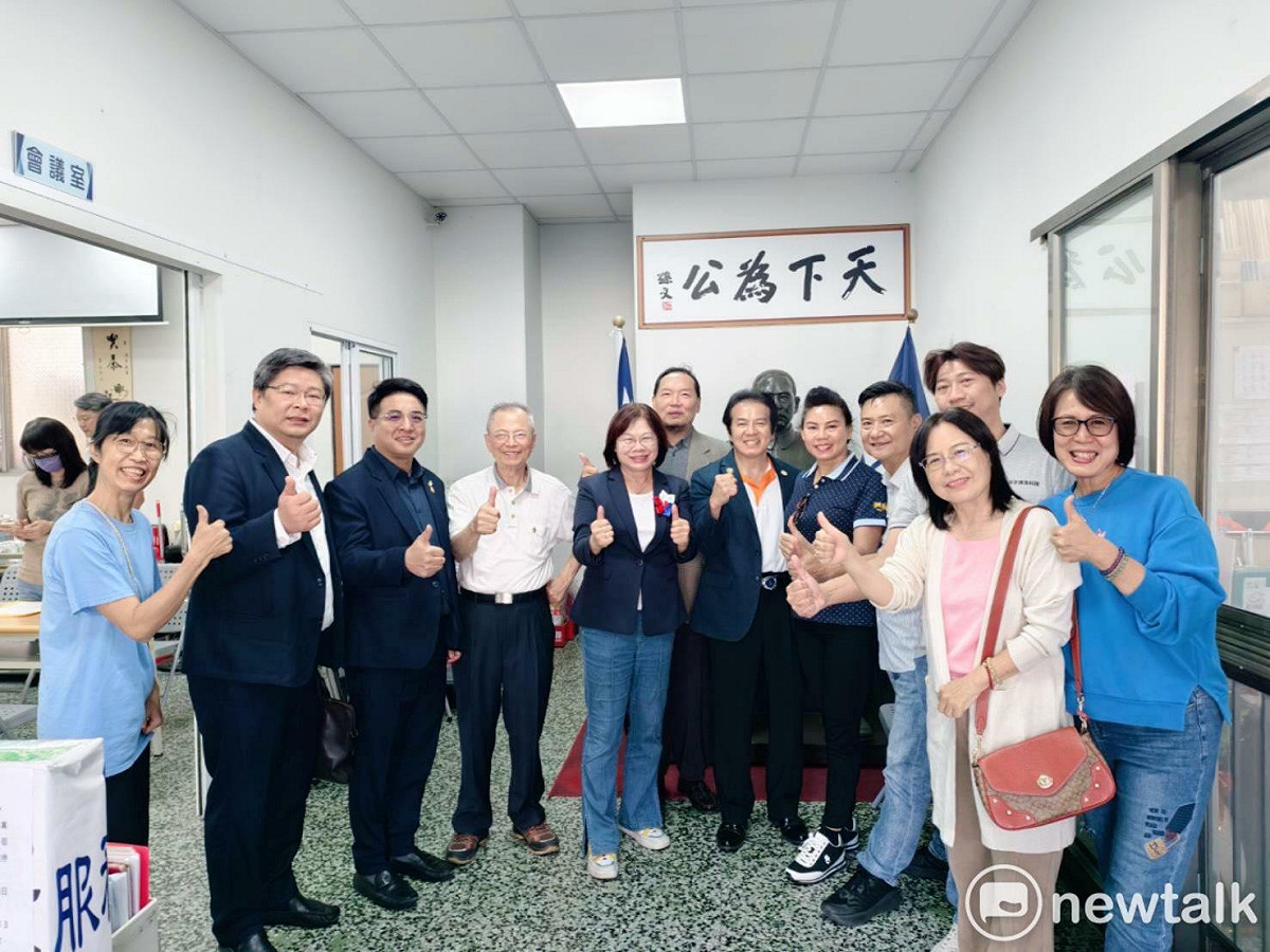 姚正玉在安南區總頭寮理事長陳柏智、中華日報前社長莊松旺、台南市嘉南藥理大學創會理事長鍾炳耀、南鳳獅子會前會長尤惠雅及好友家人陪同下完成登記。 圖：姚正玉提供