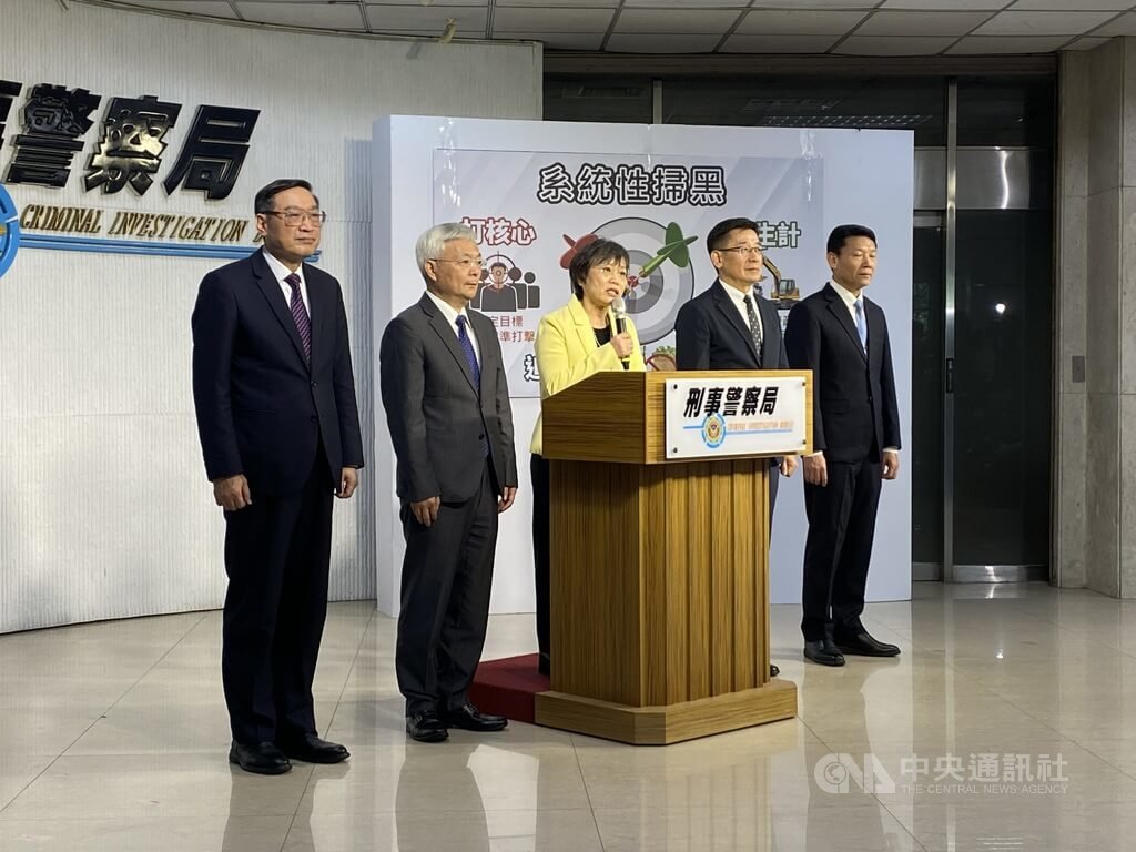 內政部長劉世芳（中）18日到刑事局聽取掃蕩黑幫詐團專案成果，為期10天共查緝58個黑幫詐團、285嫌，扣押不法金流達新台幣6088萬餘元。中央社記者黃麗芸攝 115年3月18日
