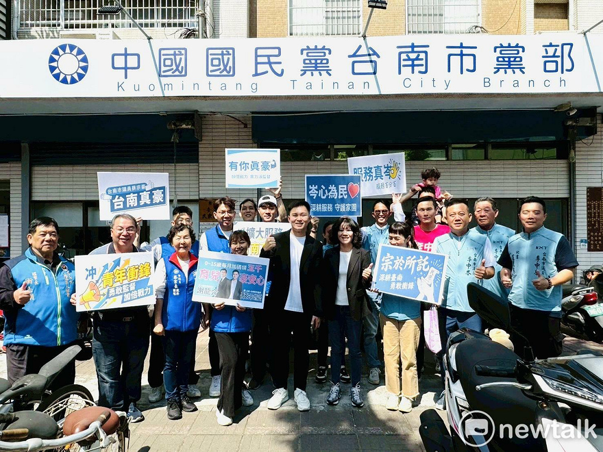 國民黨台南市議員李中岑與蔡宗豪於今日聯袂前往黨部完成黨內登記，宣布投入下一屆市議員選舉，爭取繼續服務台南鄉親。 圖：蔡宗豪服務處提供