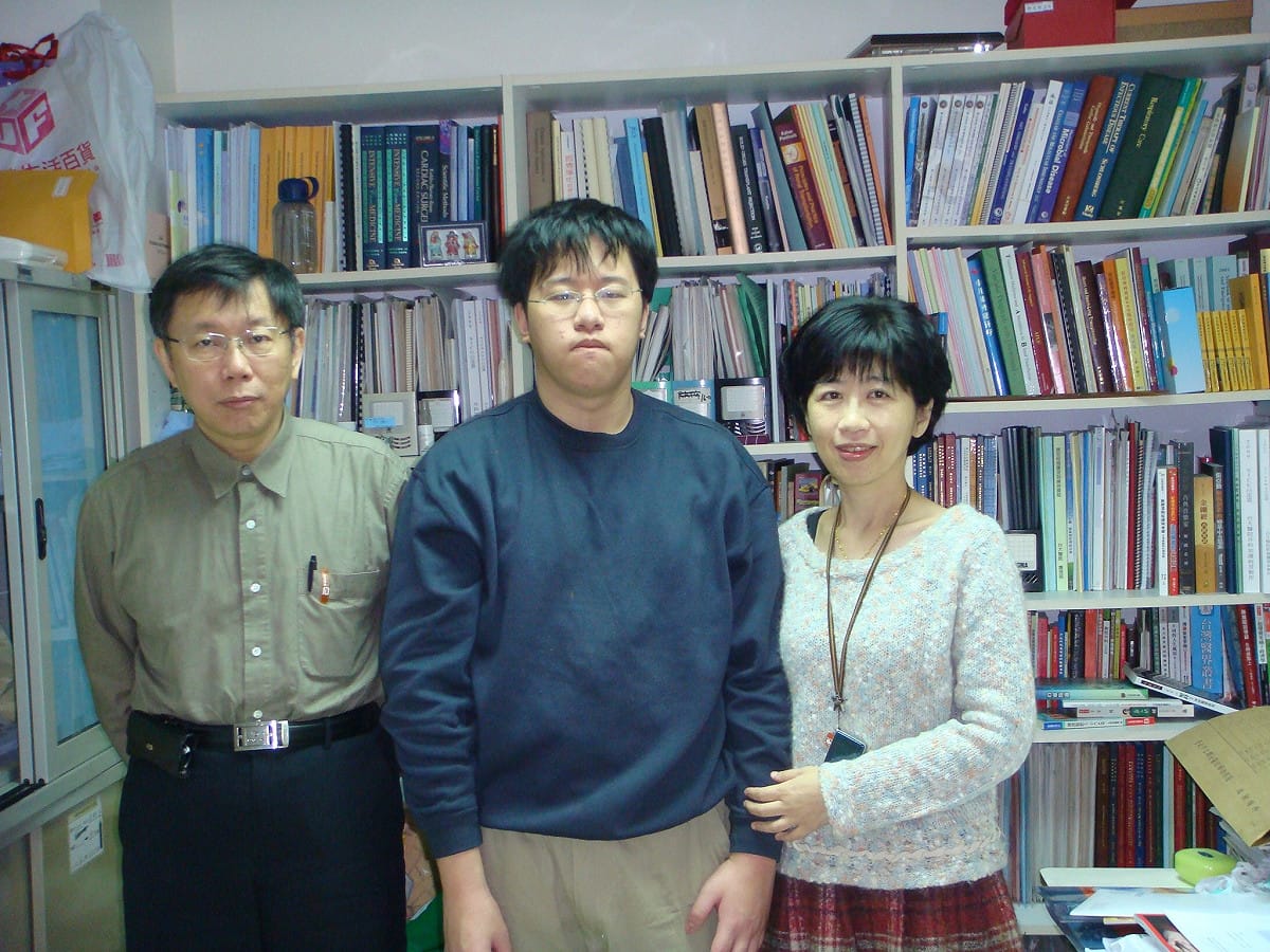 柯文哲（左）、陳佩琪（右）與兒子柯傅堯（中）合照。 圖：取自陳佩琪臉書（資料照）