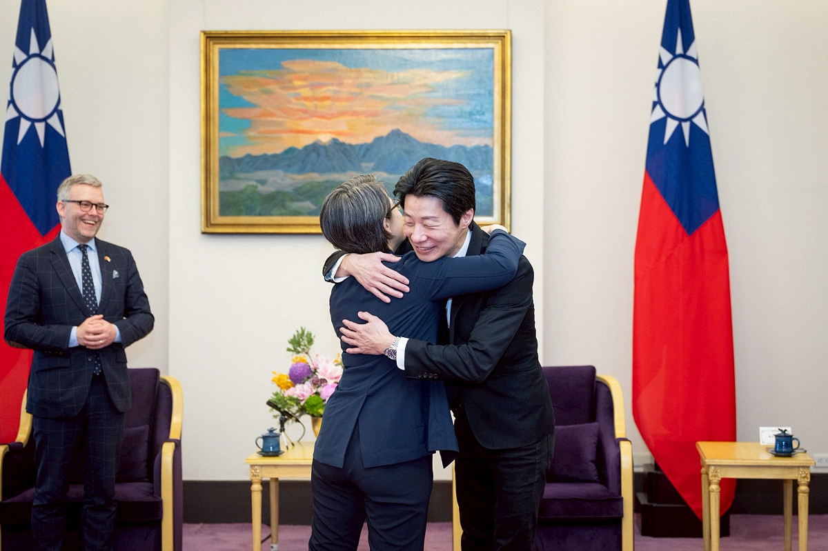 陪同「芬蘭國會友台小組跨黨派議員訪問團」訪台，我駐芬蘭大使林昶佐與副總統蕭美琴相見擁抱致意。 圖：翻攝「臉書」蕭美琴 Bi-khim Hsiao粉絲專頁