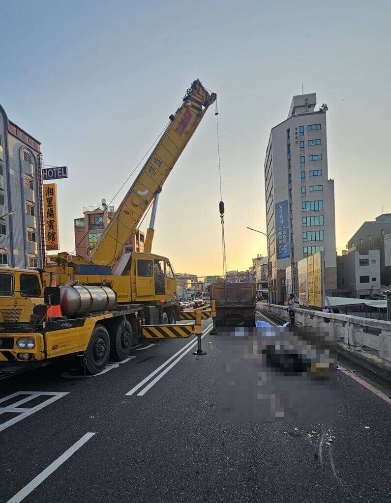 台南市東區中華東路陸橋18日發生砂石車和機車疑擦撞事故，機車騎士倒地後遭輾，身體卡在砂石車後輪下、明顯死亡。（台南市消防局提供）中央社記者張榮祥台南傳真　115年3月18日