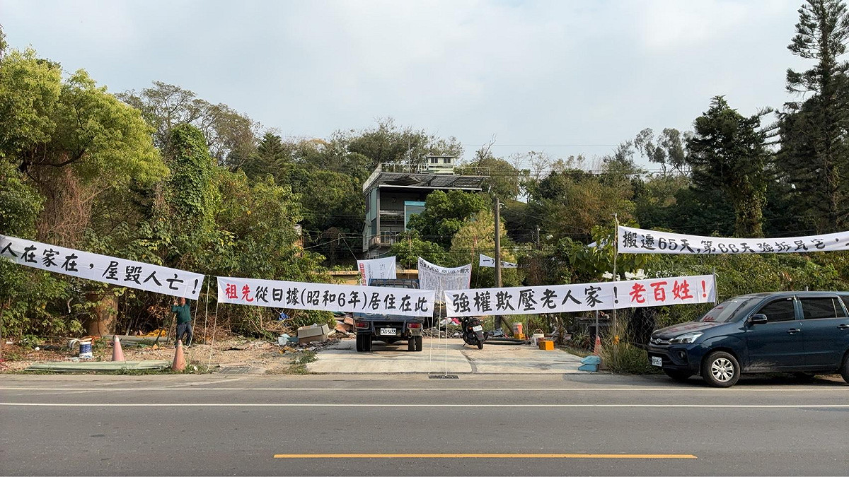 高市府拆除仁武區澄清巷一帶違建，居民掛白布條抗議。 圖：陳麗娜服務處/提供
