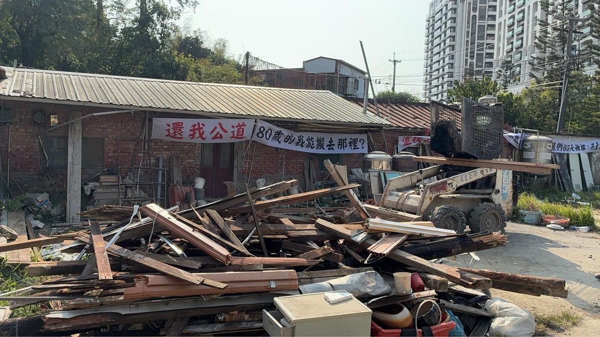 高市府工務局依法拆除長期被占用市有地之地上物。 圖：陳麗娜服務處/提供