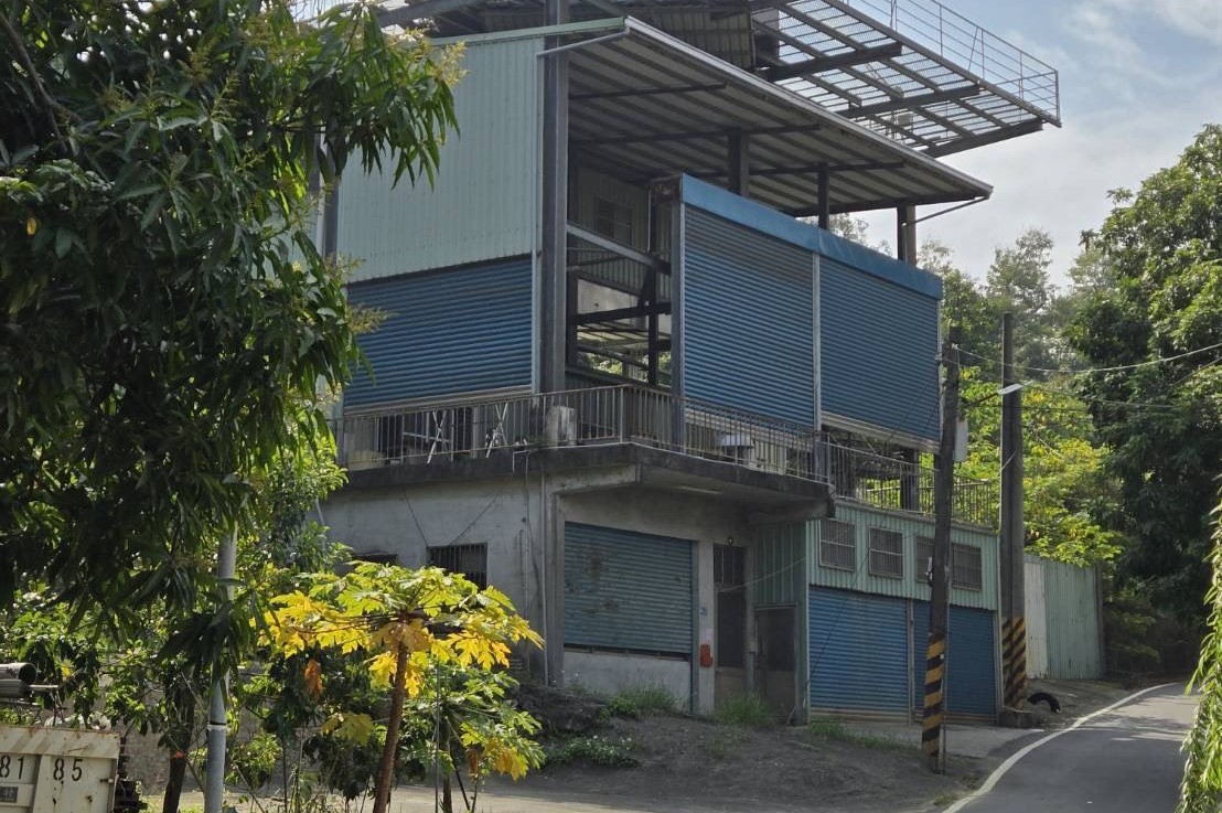 非法佔用戶在現場搭蓋的違建鴿舍。 圖：高雄市政府/提供