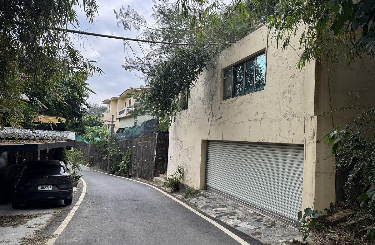 非法佔用的違建被作為道場及招待所使用。 圖：高雄市政府/提供