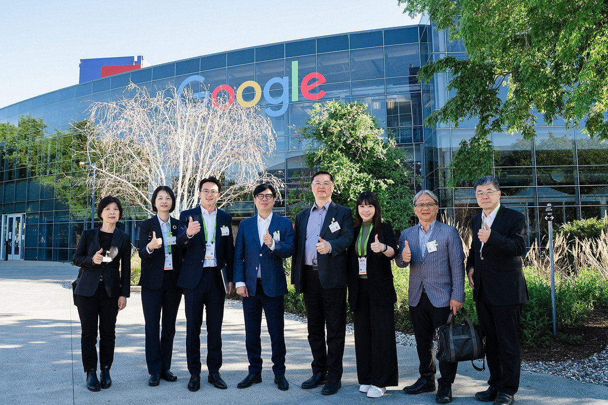 陳其邁(左四)前往Google 參訪拜會，強調高雄正推動「主權 AI」，目標是結合 Google的平台能力，讓智慧交通決策從數據監測進化為情境推理。 圖：高雄市政府/提供