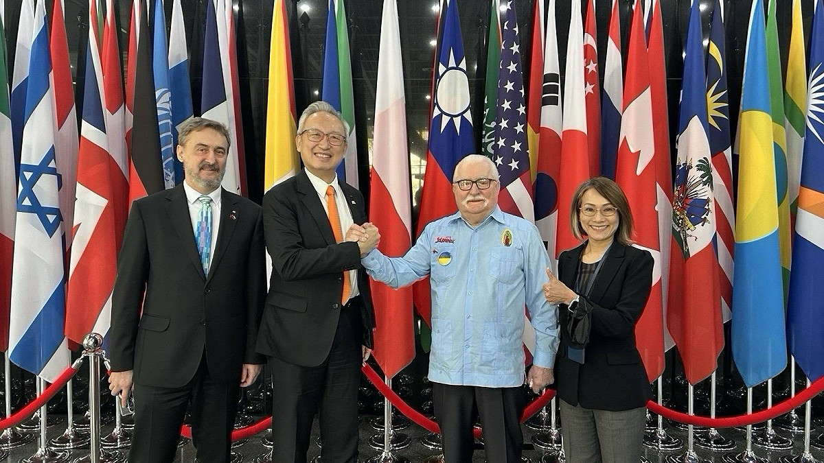 外交部次長吳志中（左二）、波蘭前總統華勒沙（H.E. Lech WAŁĘSA）（右二）。 圖：外交部提供