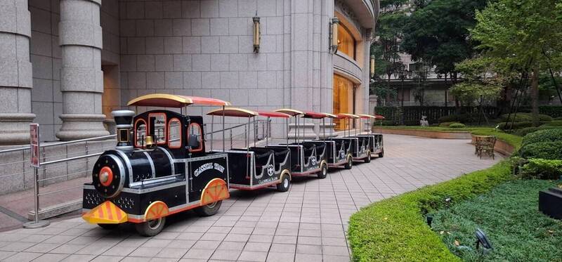 今年首創櫻花號希望小火車，載著大小朋友穿梭北大校園。 圖：台北大學／提供