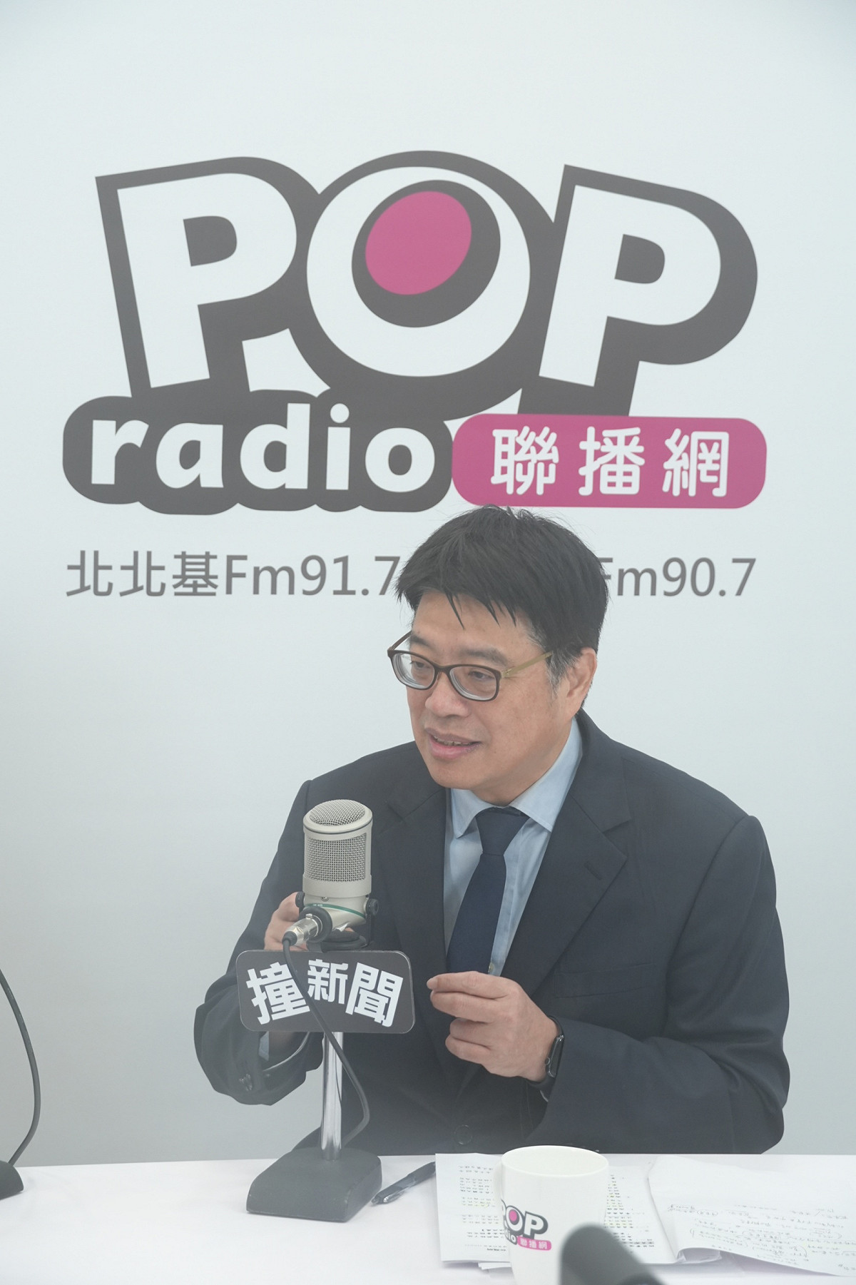 陸委會主委邱垂正今（19）日接受POP Radio《POP撞新聞》主持人黃暐瀚專訪。 圖：POP Radio《POP撞新聞》提供