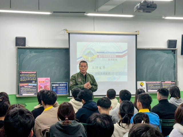 警方進入校園加強宣導防詐意識。 圖：警方提供