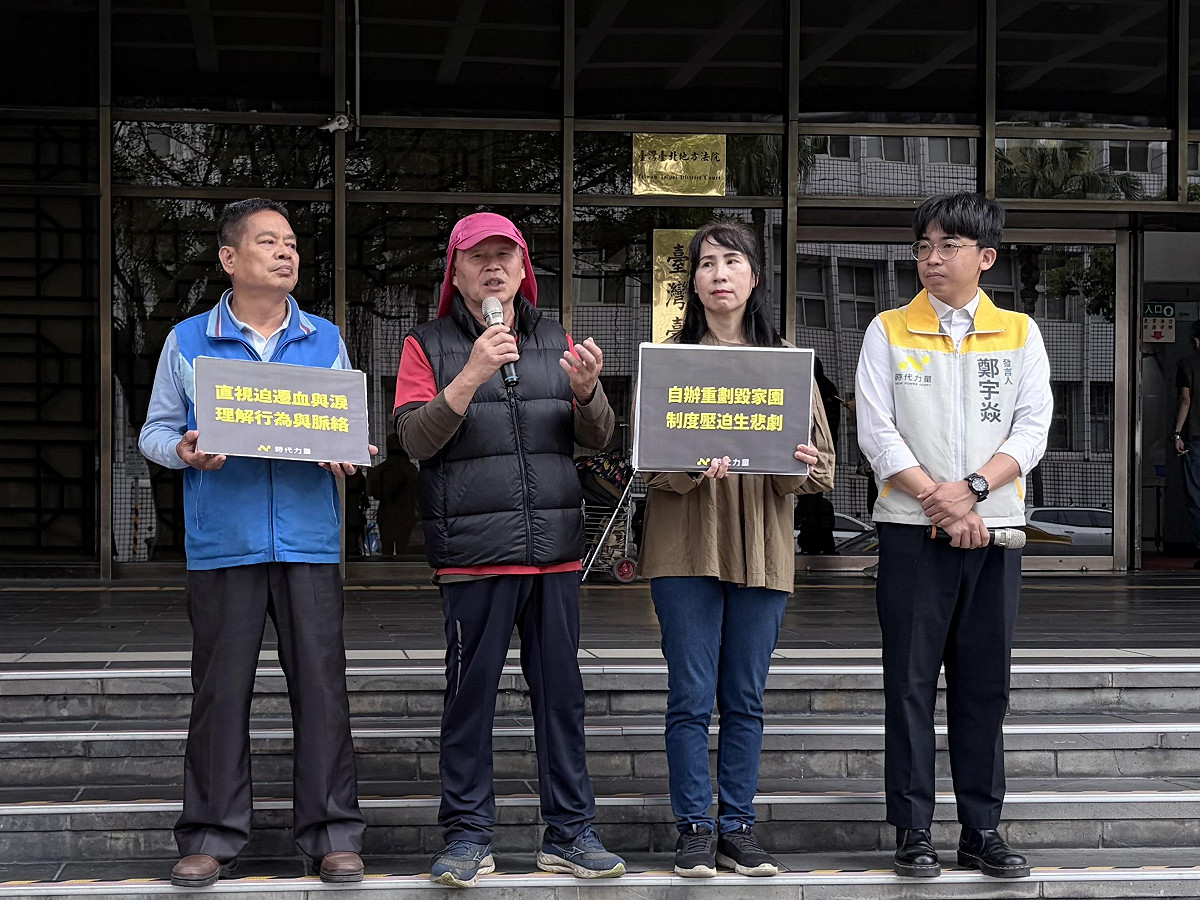 時代力量與多個反迫遷團體今早於北檢前召開記者會聲援北捷縱火案曾世源，呼籲司法機關不應只看表象，應理解其「無路可逃」的處境。 圖：李宣萱/攝
