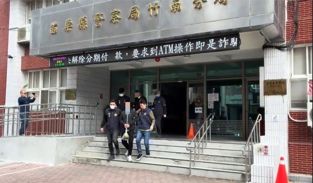 苗栗有婦人誤信詐騙集團投資陷阱，帶現金新台幣1500萬元欲交易虛擬貨幣，車手取款時趁隙搶奪逃逸，警方5小時內逮捕行搶的主嫌及負責接應共犯到案。（警方提供）中央社記者管瑞平傳真　115年3月19日