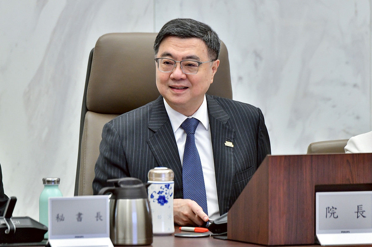 行政院長卓榮泰今(19日)於行政院會聽取衛福部「獨居老人關懷服務計畫」報告後裁示，要在2年內完成實地訪查獨居老人工作，今年將優先完成75歲以上長者的訪查。 圖：行政院提供