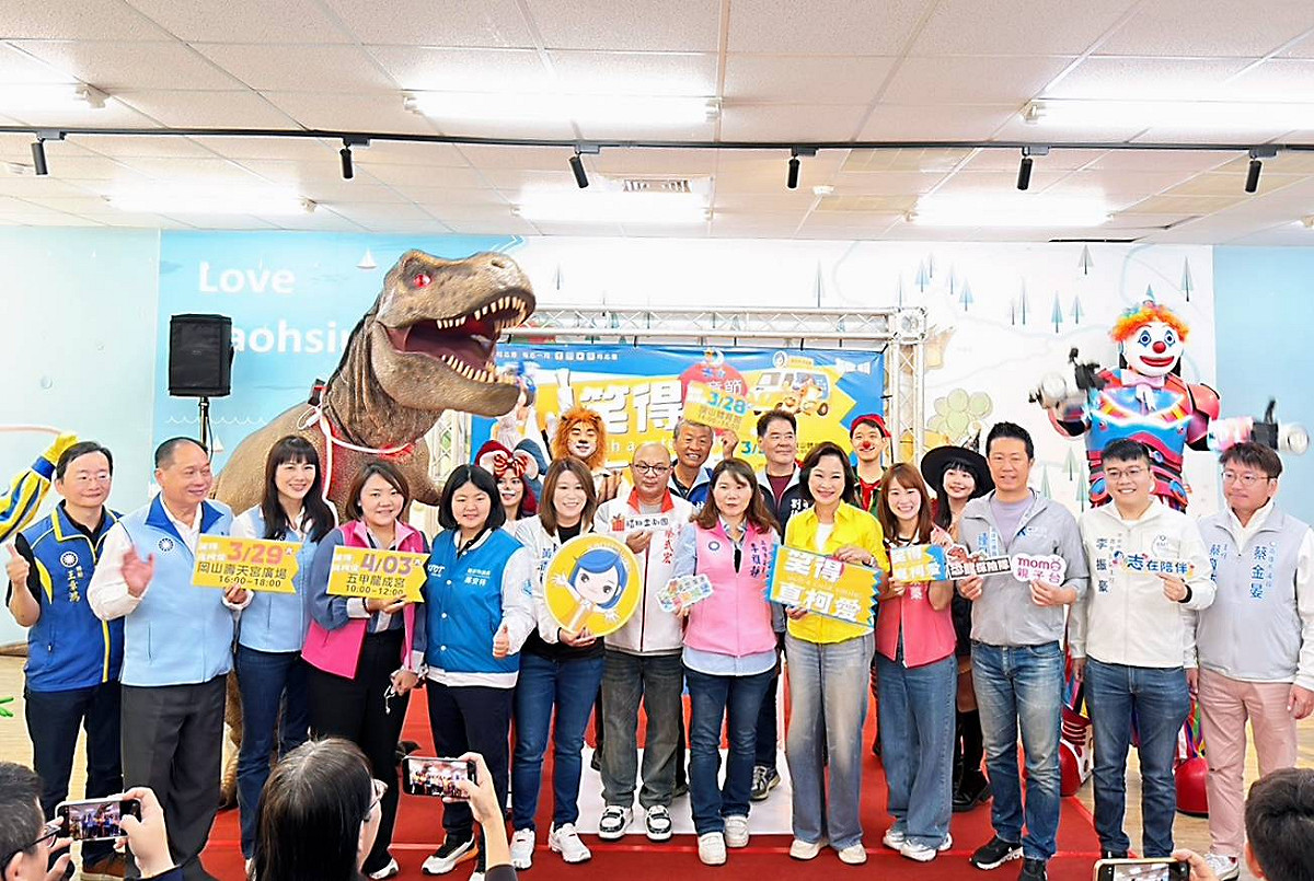 柯志恩(前排右五)於高雄服務處舉辦「笑得真柯愛」兒童節記者會。 圖：柯志恩服務處/提供