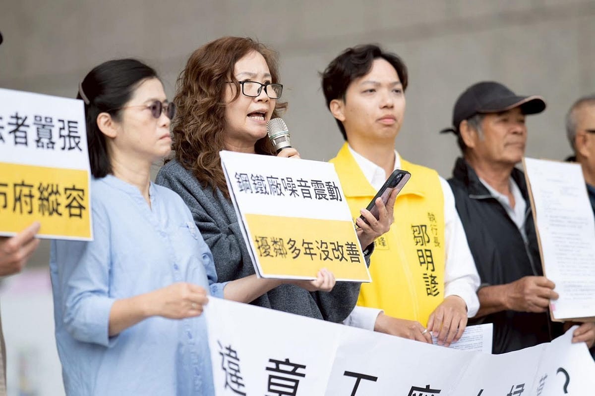 監督施政聯盟、時代力量及小民參政歐巴桑聯盟等團體召開記者會，怒批三年前被勒令停工的工廠至今卻仍在營業，噪音持續擾民，台中市政府卻毫無反應。 圖：時代力量提供