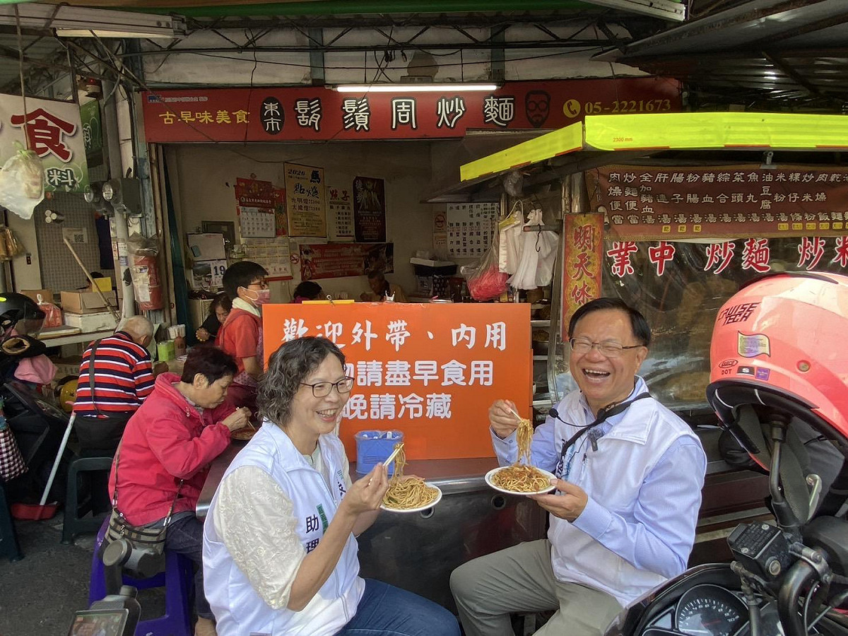 前立委蔡壁如陪同民眾黨嘉義市長參選人張啓楷積極走入基層爭取支持。 圖：張啓楷競選團隊 / 提供