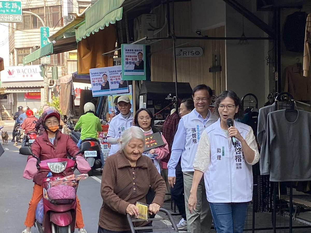 前立委蔡壁如陪同民眾黨嘉義市長參選人張啓楷積極走入基層爭取支持。 圖：張啓楷競選團隊 / 提供