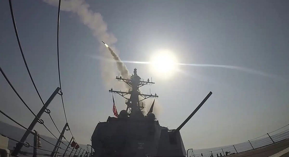 「平克尼號」驅逐艦（DDG 91）是首艘依據Mod 2.0計畫接受SEWIP Block 3改裝的阿利·伯克級飛彈驅逐艦，圖中顯示其正在發射「戰斧」巡航飛彈。  圖:翻攝自US NAVY