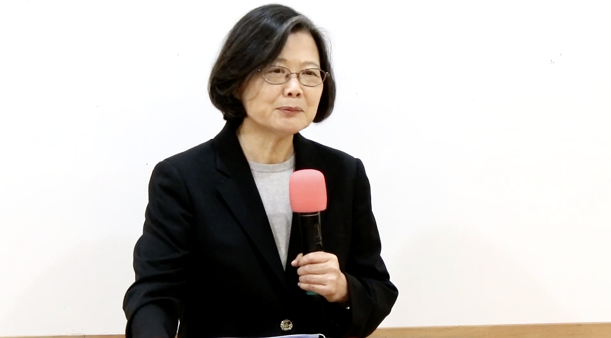 蔡英文笑說，有些留言實在看不懂。 圖：蔡英文辦公室提供