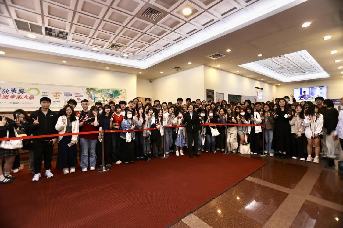 前總統蔡英文還與在場迎接她的東吳大學學生合照。 圖：翻攝自threads