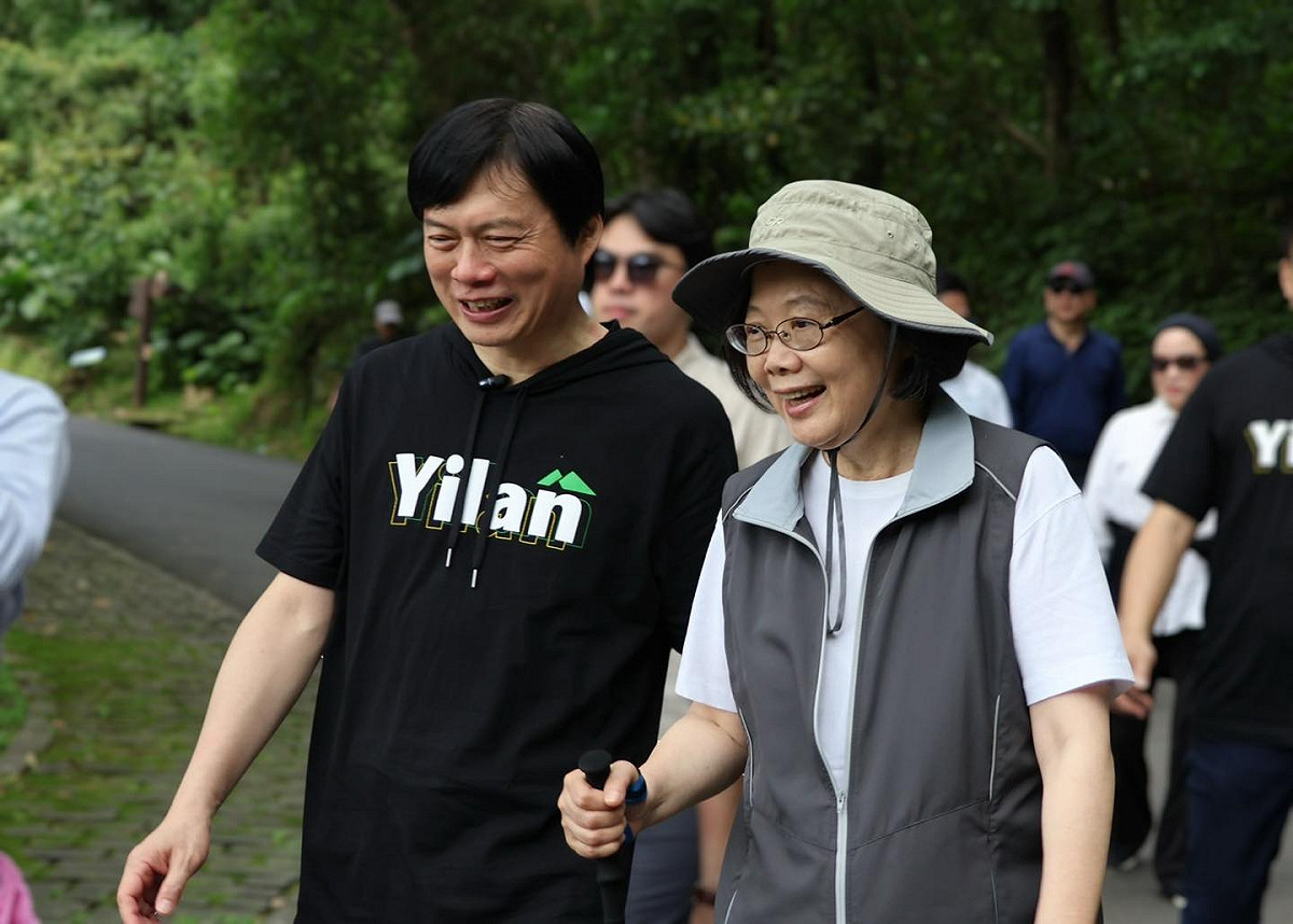 蔡英文跟民進黨宜蘭縣長參選人林國漳（左）登山，笑稱「你比童子瑋好，至少你不會喘」。 圖：取自林國漳臉書