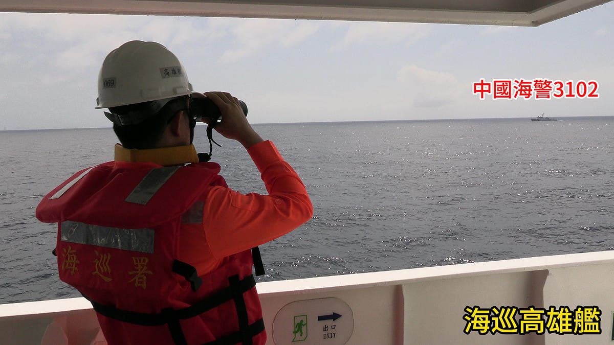中國海警「3102」艦航入東沙島限制水域，海巡署調派「高雄艦（CG-129）」全程監控並強勢驅離。 圖：海巡署提供