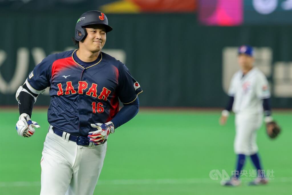 2026世界棒球經典賽（WBC）C組預賽6日台日大戰，日本隊大谷翔平（中）2局轟出滿貫砲，先馳得點4分進帳，帶起全隊氣勢。（中央社檔案照片）
