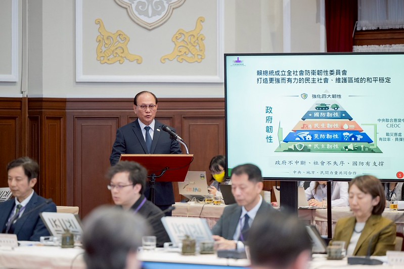 季連成報告「2026城鎮韌性中央聯合應變中心演習規劃」。 圖：總統府提供