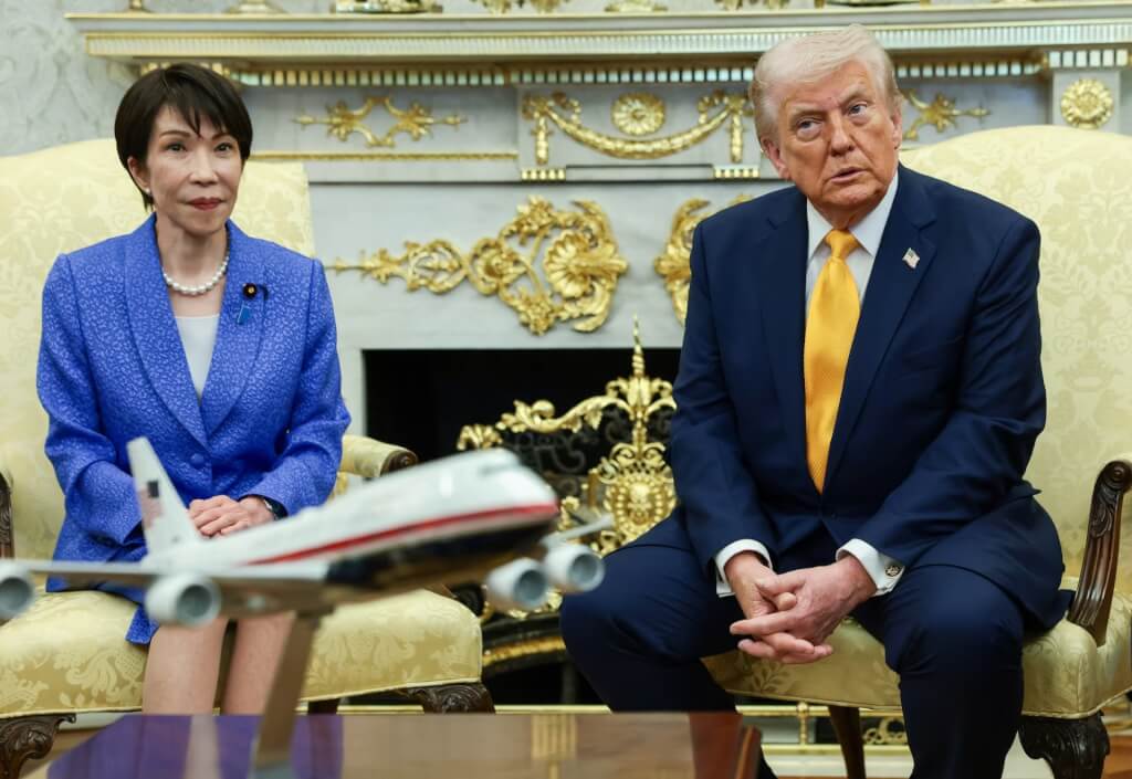 日本首相高市早苗（左）赴美訪問，19日在白宮和美國總統川普（右）舉行雙邊會。（路透社） 圖：中央社提供