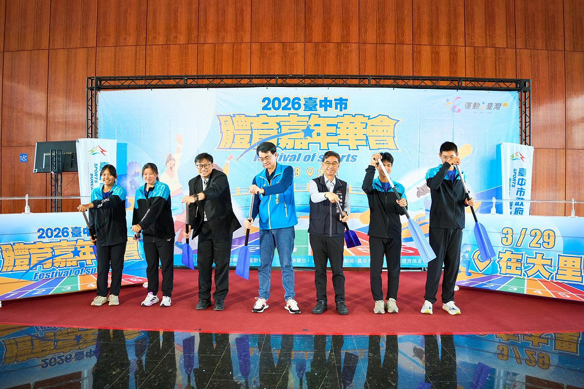 大里高中四位優秀划船選手一起為3月29日的體育嘉年華會揭開序幕。 圖：台中市政府/提供