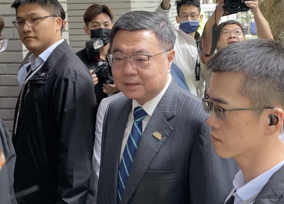 行政院長卓榮泰20日步入立法院議場 圖：林朝億/攝