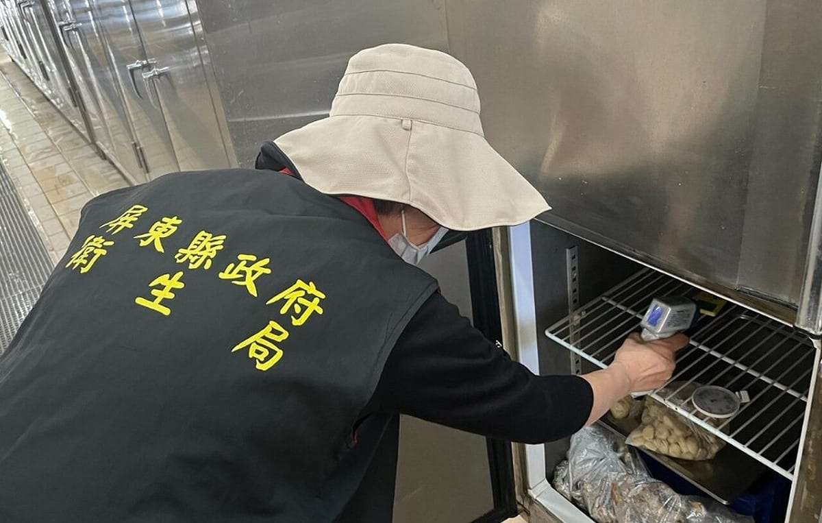 屏東縣衛生局接獲通報後立即進行疫調與環境檢體採樣找出毒源。 圖：屏東縣政府／提供