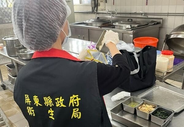 衛生局人員全面清消並蒐集樣體。 圖：屏東縣政府／提供