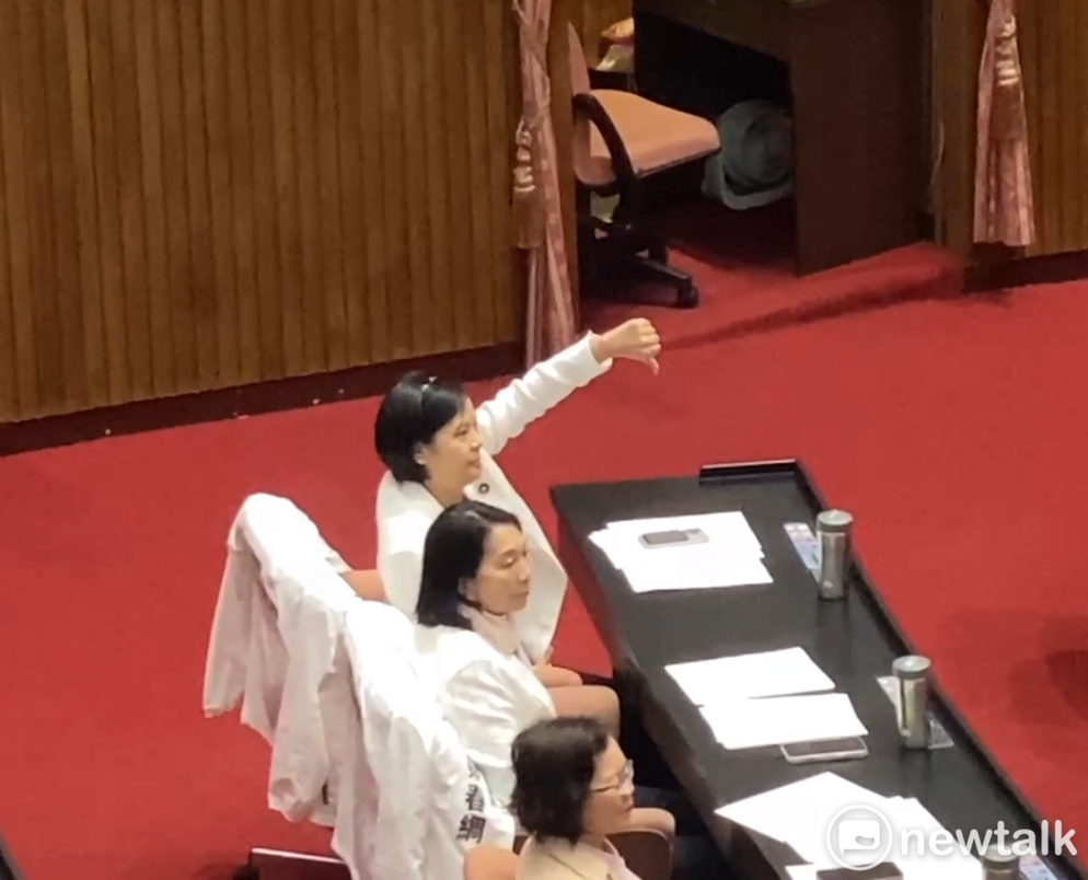 民眾黨中配立委李貞秀比倒讚，民進黨立委高喊「中國人滾回去！」律師黃帝穎痛批，中國人侵門踏戶、囂張跋扈。 圖：林朝億/攝（資料照）