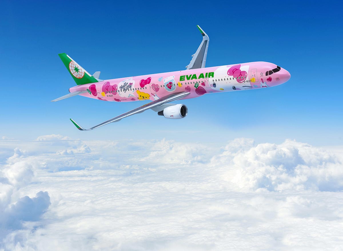 長榮航空推出深受旅客喜愛的三麗鷗角色Hello Kitty A321「粉萌機」飛航，為南臺灣天空添上一抹粉色微笑。 圖：長榮航空／提供