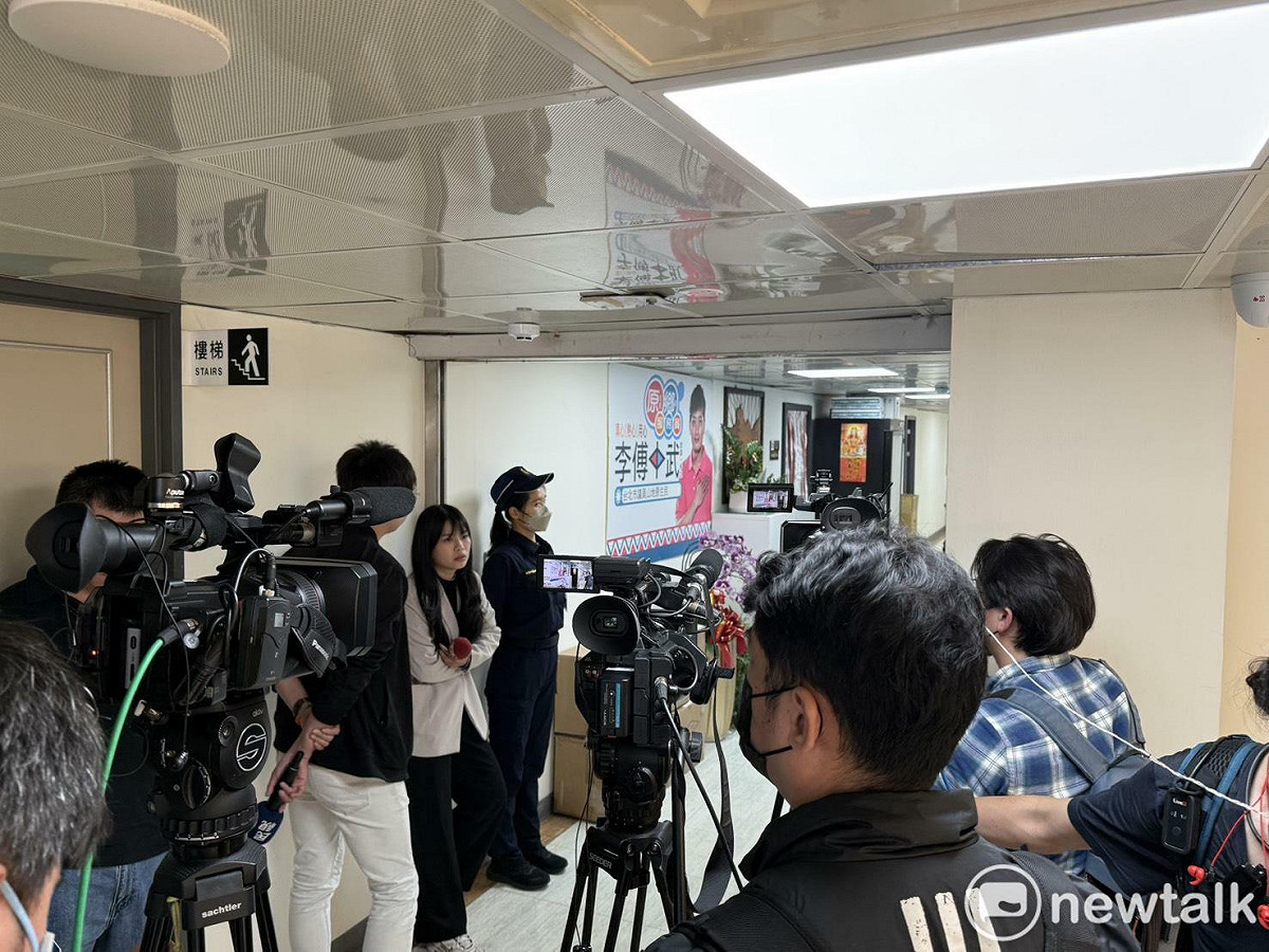 國民黨台北市議員李傅中武議會辦公室遭搜索，外面有帶批媒體守候。 圖：周煊惠 / 攝
