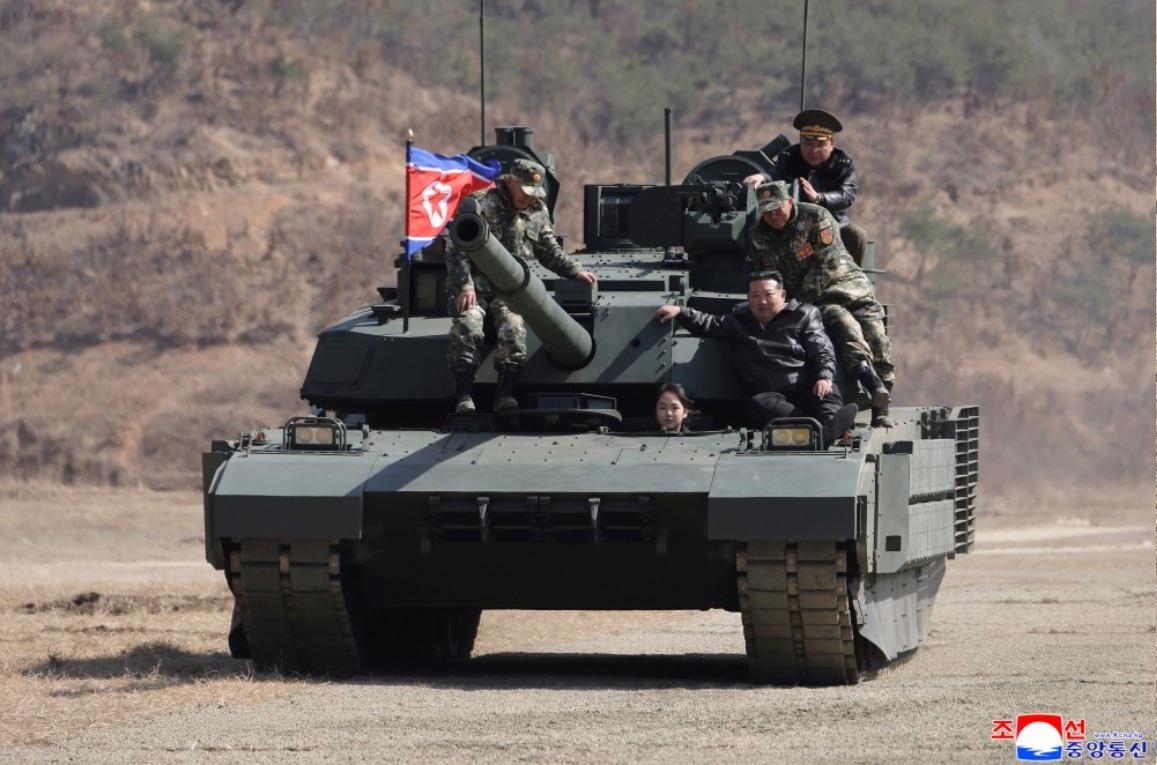 北韓領導人金正恩攜13歲女兒金主愛視察人民軍首都防禦軍直屬平壤第60訓練基地，期間金主愛駕駛最新列裝的新型主戰坦克，金正恩坐在坦克上方一同「兜風」。 圖：翻攝朝中社