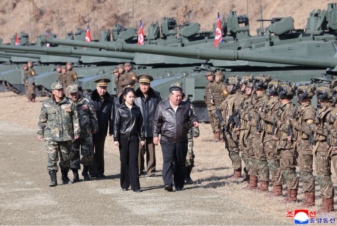 北韓領導人金正恩攜13歲女兒金主愛視察人民軍首都防禦軍直屬平壤第60訓練基地。再次高調帶女兒公開亮相軍事場合。 圖：翻攝朝中社