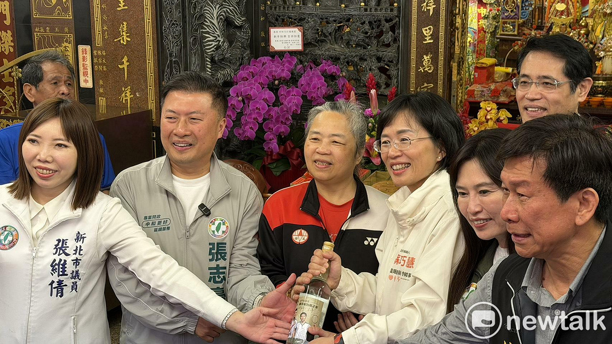 李洋媽媽林莉娟（左三）為蘇巧慧送上「金牌高粱」。 圖：高逸帆／攝