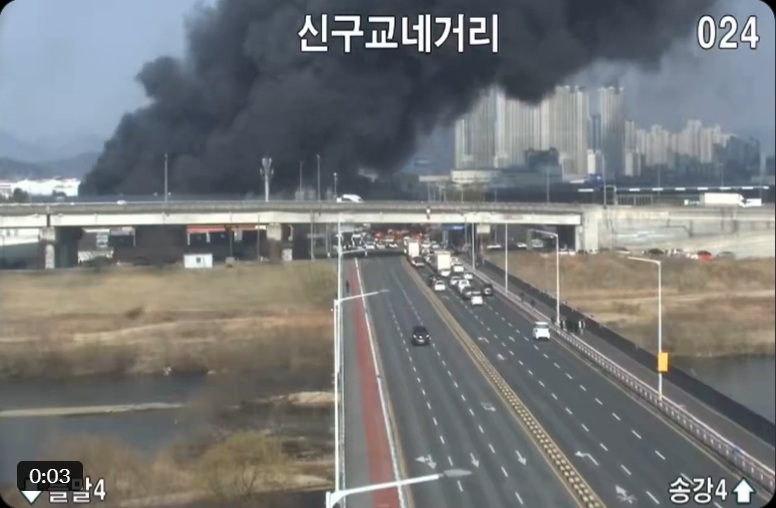 韓國中部城市大田廣域市汽車零件製造廠20日下午發生嚴重火警事故。已知有50人輕重傷，14人失聯。 圖：翻攝「X」@justapebbles