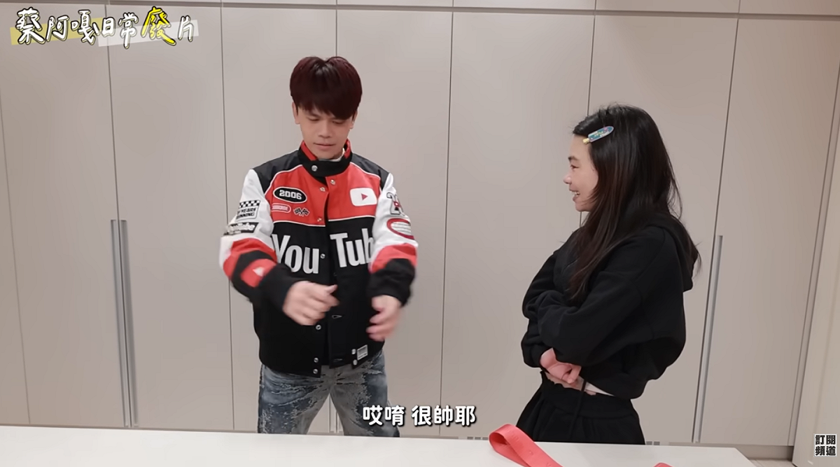 蔡阿嘎昨(19)日收到美國YouTube總部寄來的祝賀「頻道20週年」神秘大禮，是一件客製化的賽車服。 圖：翻攝自蔡阿嘎543 YT頻道