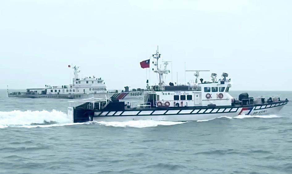 20日下午再度偵獲中國海警船編隊侵入金門限制水域，海巡署巡防艇立即採取「一對一」併航監控方式，並透過中、英文無線電廣播要求對方轉向航離。 圖：海巡署提供