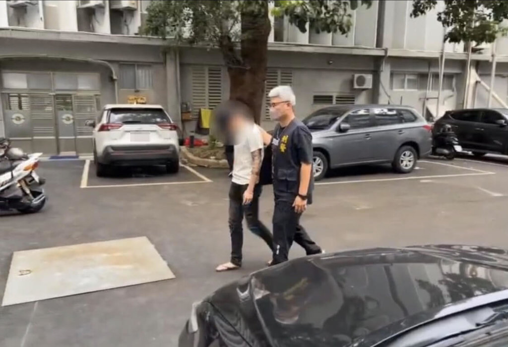 花蓮某高中學生疑似積欠賭債，遭人在校門口散布恐嚇傳單，警方獲報後在台東逮獲丟傳單的江姓男子（左），依涉嫌恐嚇罪移送偵辦。（花蓮警分局提供）中央社記者張祈傳真　115年3月20日
